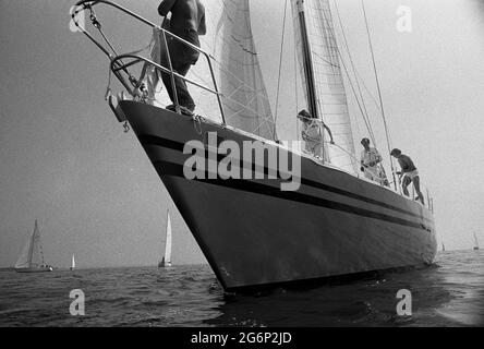 AJAXNETPHOTO. JULI 1979. SOLENT, COWES, ENGLAND. - FRANZÖSISCHER EINLASS - GAULOISES 3 BEIM START DES COWES-DINARD OFFSHORE RENNENS. FOTO: JONATHAN EASTLAND/AJAX REF:2790707 5 30 Stockfoto