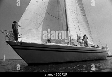 AJAXNETPHOTO. JULI 1979. SOLENT, COWES, ENGLAND. - FRANZÖSISCHER EINLASS - GAULOISES 3 BEIM START DES COWES-DINARD OFFSHORE RENNENS. FOTO: JONATHAN EASTLAND/AJAX REF:2790707 6 31 Stockfoto