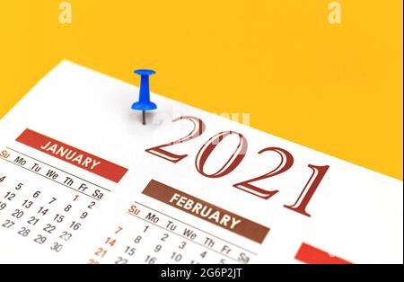 2021 Kalender mit Push-Pin, Organisator- und Planerkonzept, Nahaufnahme und selektives Fokusfoto Stockfoto