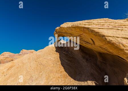 Kleiner Bogen, der im Sandstein Slick Rock, Valley of Fire State Park, Nevada, USA, gebildet wurde Stockfoto