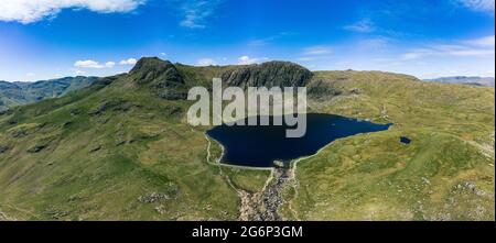 Luftaufnahme des Stickle Tarn Sees, des Lake District, des Great Langdale Valley, Cumbria Stockfoto