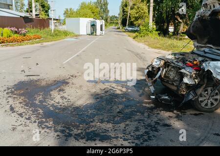 Der LKW kollidierte mit einem Pkw. Autounfall. Stockfoto