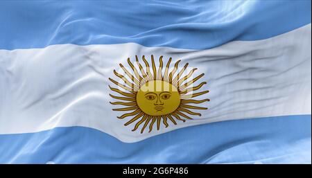 Nahaufnahme der Nationalflagge Argentiniens, die im Wind winkt. Horizontale gestreifte Flagge in hellblauer Farbe und die Maisonne in der Mitte. South A Stockfoto