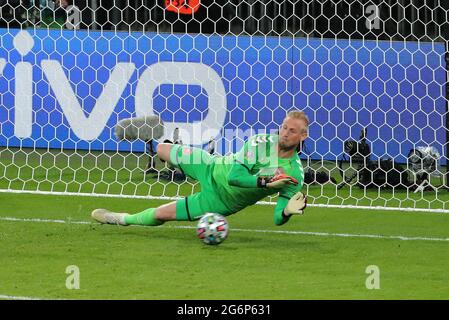 KASPER SCHMEICHEL RETTET STRAFE, ENGLAND V DÄNEMARK, 2021 Stockfoto