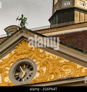 Die Figur von St. Moritz auf dem Dach des Rathauses von Coburg, Deutschland Stockfoto