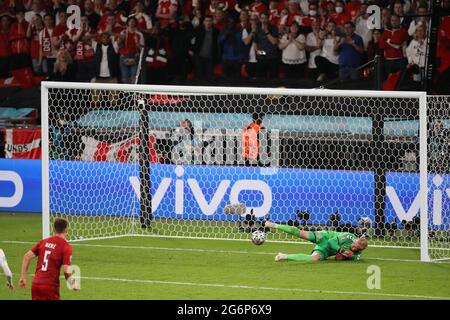 London, Großbritannien, 7. Juli 2021. London, Großbritannien. Juli 2021. Kasper Schmeichel (D) rettet die Strafe, bevor Harry Kane (E) beim Halbfinalspiel der UEFA EURO 2020 in England gegen Dänemark am 7. Juli 2021 im Wembley Stadium, London, Großbritannien, den Rebound erzielte. Kredit: Paul Marriott/Alamy Live Nachrichten Gutschrift: Paul Marriott/Alamy Live Nachrichten Stockfoto