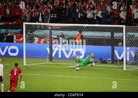 London, Großbritannien, 7. Juli 2021. London, Großbritannien. Juli 2021. Kasper Schmeichel (D) rettet die Strafe, bevor Harry Kane (E) beim Halbfinalspiel der UEFA EURO 2020 in England gegen Dänemark am 7. Juli 2021 im Wembley Stadium, London, Großbritannien, den Rebound erzielte. Kredit: Paul Marriott/Alamy Live Nachrichten Gutschrift: Paul Marriott/Alamy Live Nachrichten Stockfoto