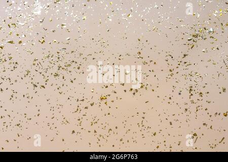 Festlicher Hintergrund mit goldenem Konfetti. Urlaubskonzept Stockfoto