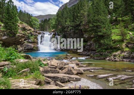 Langzeitbelichtung des Gradas De Soaso Wasserfalls am Arazas Fluss im Sommer, Ordesa Nationalpark, Huesca, Spanien Stockfoto