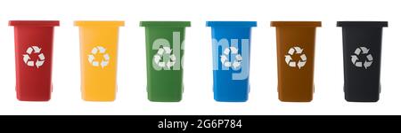 Satz von mehrfarbigen Plastikmüllbehältern, isoliert auf weißem Hintergrund Stockfoto