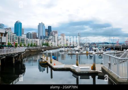 Seattle Dock Blick auf die Stadt. Blick auf die Innenstadt von Seattle auf die Stadtgebäude Stockfoto