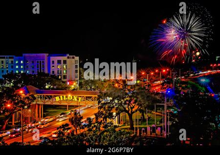 Feuerwerk explodiert über Biloxi am 4. Juli, 4. Juli 2021, in Biloxi, Mississippi. Stockfoto