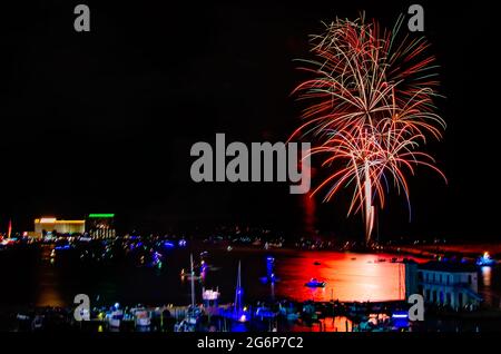 Am 4. Juli, dem 4. Juli 2021, explodiert in Biloxi, Mississippi, ein Feuerwerk über der Biloxi Bay. Stockfoto