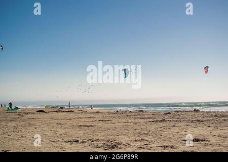 Kitesurfer genießen den stetigen Wind am Waddell Creek Beach, Santa Cruz Stockfoto