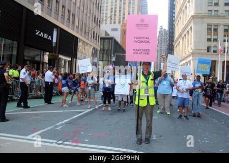 6. Juli 2021, New York City, New York, USA: Es war unter einer strahlenden Sonne, dass NYC wichtige Arbeiter bei der Parade zum Canyon of Heroes ehrte. Die Menschen, die New York City durch die COVID-19-Pandemie gebracht haben, sind mit einer Parade zum Jubel tausender Zuschauer den Broadway hinaufgezogen. Alle Fronten, darunter Krankenschwestern, Ärzte, Ersthelfer, Lehrer und Busfahrer, sind auf Schwimmern durch einen Canyon aus hohen Gebäuden und herabfallenden Konfetti gefahren. Zwischen Freude und Forderungen im Beisein des scheidenden Bürgermeisters Bill de Blasio und seiner Frau erstreckte sich die Parade vom Battery Park zum Rathaus und führte B hinauf Stockfoto