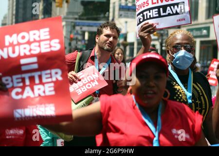 6. Juli 2021, New York City, New York, USA: Es war unter einer strahlenden Sonne, dass NYC wichtige Arbeiter bei der Parade zum Canyon of Heroes ehrte. Die Menschen, die New York City durch die COVID-19-Pandemie gebracht haben, sind mit einer Parade zum Jubel tausender Zuschauer den Broadway hinaufgezogen. Alle Fronten, darunter Krankenschwestern, Ärzte, Ersthelfer, Lehrer und Busfahrer, sind auf Schwimmern durch einen Canyon aus hohen Gebäuden und herabfallenden Konfetti gefahren. Zwischen Freude und Forderungen im Beisein des scheidenden Bürgermeisters Bill de Blasio und seiner Frau erstreckte sich die Parade vom Battery Park zum Rathaus und führte B hinauf Stockfoto