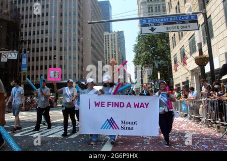 6. Juli 2021, New York City, New York, USA: Es war unter einer strahlenden Sonne, dass NYC wichtige Arbeiter bei der Parade zum Canyon of Heroes ehrte. Die Menschen, die New York City durch die COVID-19-Pandemie gebracht haben, sind mit einer Parade zum Jubel tausender Zuschauer den Broadway hinaufgezogen. Alle Fronten, darunter Krankenschwestern, Ärzte, Ersthelfer, Lehrer und Busfahrer, sind auf Schwimmern durch einen Canyon aus hohen Gebäuden und herabfallenden Konfetti gefahren. Zwischen Freude und Forderungen im Beisein des scheidenden Bürgermeisters Bill de Blasio und seiner Frau erstreckte sich die Parade vom Battery Park zum Rathaus und führte B hinauf Stockfoto