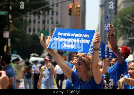 6. Juli 2021, New York City, New York, USA: Es war unter einer strahlenden Sonne, dass NYC wichtige Arbeiter bei der Parade zum Canyon of Heroes ehrte. Die Menschen, die New York City durch die COVID-19-Pandemie gebracht haben, sind mit einer Parade zum Jubel tausender Zuschauer den Broadway hinaufgezogen. Alle Fronten, darunter Krankenschwestern, Ärzte, Ersthelfer, Lehrer und Busfahrer, sind auf Schwimmern durch einen Canyon aus hohen Gebäuden und herabfallenden Konfetti gefahren. Zwischen Freude und Forderungen im Beisein des scheidenden Bürgermeisters Bill de Blasio und seiner Frau erstreckte sich die Parade vom Battery Park zum Rathaus und führte B hinauf Stockfoto