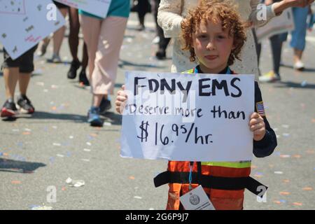 6. Juli 2021, New York City, New York, USA: Es war unter einer strahlenden Sonne, dass NYC wichtige Arbeiter bei der Parade zum Canyon of Heroes ehrte. Die Menschen, die New York City durch die COVID-19-Pandemie gebracht haben, sind mit einer Parade zum Jubel tausender Zuschauer den Broadway hinaufgezogen. Alle Fronten, einschließlich Krankenschwestern, Ärzten, Ersthelfern, Sanitätern, Lehrern, Feuerwehrleute, Mitarbeiter der U-Bahn, NYPD und Busfahrer fahren in Musik auf Schwimmern durch einen Canyon aus hohen Gebäuden und herabfallenden Konfetti. Zwischen Freude und Forderungen in Anwesenheit des scheidenden Bürgermeisters Bill de Blasio und seiner Frau, der Stockfoto