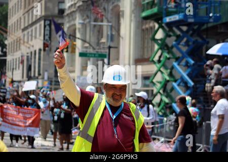 6. Juli 2021, New York City, New York, USA: Es war unter einer strahlenden Sonne, dass NYC wichtige Arbeiter bei der Parade zum Canyon of Heroes ehrte. Die Menschen, die New York City durch die COVID-19-Pandemie gebracht haben, sind mit einer Parade zum Jubel tausender Zuschauer den Broadway hinaufgezogen. Alle Fronten, einschließlich Krankenschwestern, Ärzten, Ersthelfern, Sanitätern, Lehrern, Feuerwehrleute, Mitarbeiter der U-Bahn, NYPD und Busfahrer fahren in Musik auf Schwimmern durch einen Canyon aus hohen Gebäuden und herabfallenden Konfetti. Zwischen Freude und Forderungen in Anwesenheit des scheidenden Bürgermeisters Bill de Blasio und seiner Frau, der Stockfoto