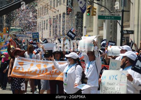 6. Juli 2021, New York City, New York, USA: Es war unter einer strahlenden Sonne, dass NYC wichtige Arbeiter bei der Parade zum Canyon of Heroes ehrte. Die Menschen, die New York City durch die COVID-19-Pandemie gebracht haben, sind mit einer Parade zum Jubel tausender Zuschauer den Broadway hinaufgezogen. Alle Fronten, einschließlich Krankenschwestern, Ärzten, Ersthelfern, Sanitätern, Lehrern, Feuerwehrleute, Mitarbeiter der U-Bahn, NYPD und Busfahrer fahren in Musik auf Schwimmern durch einen Canyon aus hohen Gebäuden und herabfallenden Konfetti. Zwischen Freude und Forderungen in Anwesenheit des scheidenden Bürgermeisters Bill de Blasio und seiner Frau, der Stockfoto