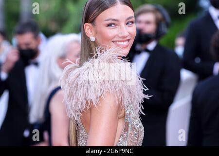 Cannes, Frankreich. Juli 2021. CANNES - 07. JULI: Lorena Rae kommt zur Premiere von „TOUT S'EST BIEN PASSE“ während der 74. Filmfestspiele von Cannes am 07. Juli 2021 im Palais des Festivals in Cannes, Frankreich. (Foto von Lyvans Boolaky/ÙPtertainment/Sipa USA) Quelle: SIPA USA/Alamy Live News Stockfoto