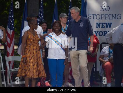 Brooklyn, New York, USA. Juli 2021. Der Bürgermeister von NYC, Bill de Blasio, und First Lady Chirlaine McCray mit der Krankenschwester Sandra Lindsay bei der Hometown Heroes NYC Ticker Tape Parade. Rathaus. New York, New York. 20210707 NEUE Gutschrift: Edna Leshowitz/ZUMA Wire/Alamy Live News Stockfoto