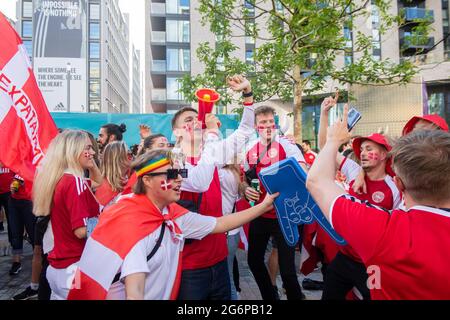 London, Großbritannien. Juli 2021. Die Fans Dänemarks waren vor dem UEFA-Halbfinale der Euro 2020 zwischen England und Dänemark im Wembley-Stadion begeistert. Kredit: Michael Tubi/Alamy Live Nachrichten Stockfoto