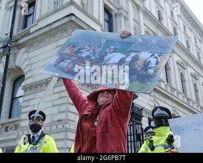 Ein Mann steht vor der Downing Street, um gegen das vorgeschlagene Verbrechen und die Verurteilung des Gesetzentwurfs zu protestieren, von dem Aktivisten sagen, dass er Reisende kriminalisieren würde. Stockfoto