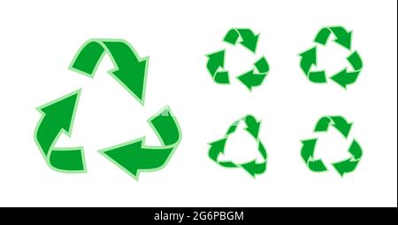 Flaches grün umweltfreundliches grünes dreieckiges Recycling-Symbol mit Umriss. Symbole Pfeil der Rotation, Infografiken Element für Website, App. Logo für die Verwendung recycelter Ressourcen. Isolierte Vektordarstellung Stock Vektor