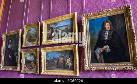 Versailles, Frankreich - 24. Juli 2011: Gemälde schmücken die Wand des Schlosses von Versailles in Frankreich Stockfoto