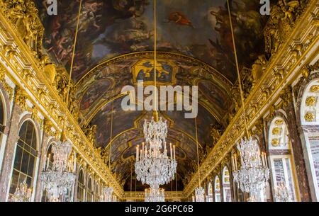 Versailles, Frankreich - 24. Juli 2011: Die Decke des Spiegelsaals im Chateau de Versailles (Schloss von Versailles) in Frankreich Stockfoto