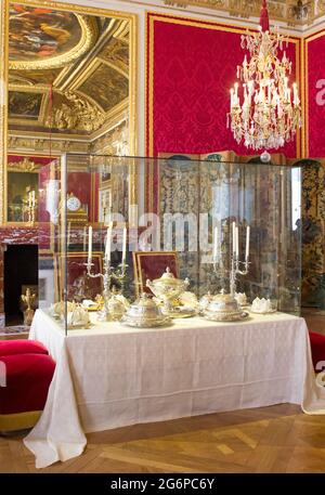 Versailles, Frankreich - 24. Juli 2011: Esstisch im Speisesaal des Chateau de Versailles (Schloss von Versailles) in Frankreich Stockfoto