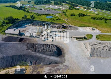 Luftaufnahme des Tagebaubruchs mit Maschinen bei der Arbeit Steinbrüche Steine Streuung auf die Arbeitsumgebung, Industrie Hintergrund Stockfoto
