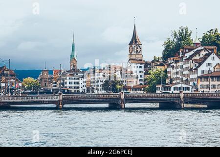 Zürich, Schweiz Blick auf historische Altstadtgebäude in der Nähe des Hauptbahnhofs Zürich HB, Hauptbahnhof, Schweizer Architektur und Reisen Stockfoto