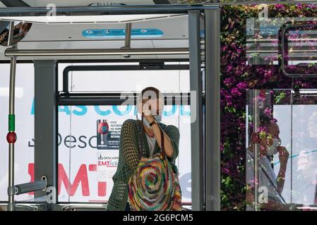 Valencia, Spanien. Juli 2021. Eine Frau in einem Bus gesehen. Die Stadtverkehrsgesellschaft (Empresa Municipal de Transportes, EMT) von Valencia hat das Durchschnittsalter ihrer Flotte von 13 Jahren im Jahr 2015 auf 7.3 Jahre reduziert, was auf die Aufnahme der letzten 164 neuen Hybridbusse zurückzuführen ist. Kredit: SOPA Images Limited/Alamy Live Nachrichten Stockfoto