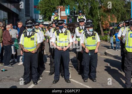 London, Großbritannien. Juli 2021. Die Polizei beobachtet Fans vor dem Wembley-Stadion vor dem Halbfinale der UEFA Euro 2020 in England gegen Dänemark. (Foto von Dave Rushen/SOPA Images/Sipa USA) Quelle: SIPA USA/Alamy Live News Stockfoto