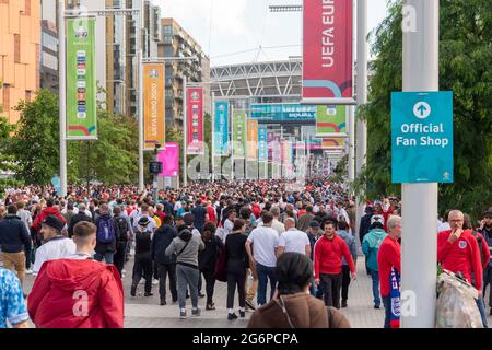 London, Großbritannien. Juli 2021. Fans, die vor dem Halbfinale der UEFA Euro 2020 in England gegen Dänemark im Wembley-Stadion ankommen. (Foto von Dave Rushen/SOPA Images/Sipa USA) Quelle: SIPA USA/Alamy Live News Stockfoto