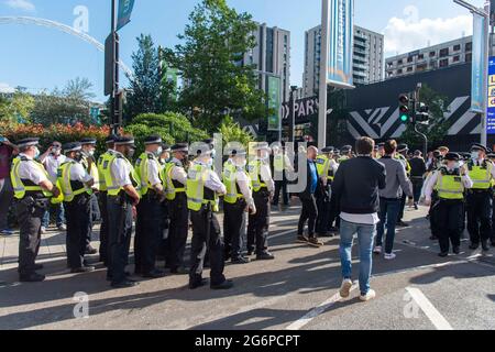 London, Großbritannien. Juli 2021. Die Polizei beobachtet Fans vor dem Wembley-Stadion vor dem Halbfinale der UEFA Euro 2020 in England gegen Dänemark. (Foto von Dave Rushen/SOPA Images/Sipa USA) Quelle: SIPA USA/Alamy Live News Stockfoto