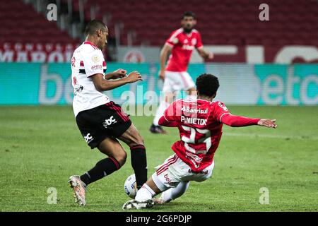 Porto algue, Rio Grande do Sul. Juli 2021. (SPO) Brasilianische Fußballmeisterschaft: Internacional und Sao Paulo. 7. Juli 2021, Porto Alebre, Brasilien: Fußballspiel zwischen Internacional und Sao Paulo, gültig für die 10. Runde der brasilianischen Fußballmeisterschaft, die am Mittwoch (7) im Beira-Rio-Stadion in Porto Alebre ausgetragen wird. Kredit: Matheus PE/TheNews2 Gutschrift: Matheus PE/TheNEWS2/ZUMA Wire/Alamy Live Nachrichten Stockfoto