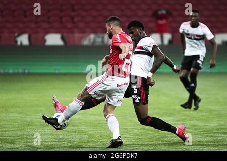 Porto algue, Rio Grande do Sul. Juli 2021. (SPO) Brasilianische Fußballmeisterschaft: Internacional und Sao Paulo. 7. Juli 2021, Porto Alebre, Brasilien: Fußballspiel zwischen Internacional und Sao Paulo, gültig für die 10. Runde der brasilianischen Fußballmeisterschaft, die am Mittwoch (7) im Beira-Rio-Stadion in Porto Alebre ausgetragen wird. Kredit: Matheus PE/TheNews2 Gutschrift: Matheus PE/TheNEWS2/ZUMA Wire/Alamy Live Nachrichten Stockfoto