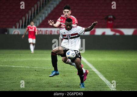 Porto algue, Rio Grande do Sul. Juli 2021. (SPO) Brasilianische Fußballmeisterschaft: Internacional und Sao Paulo. 7. Juli 2021, Porto Alebre, Brasilien: Leo während des Fußballspiels zwischen Internacional und Sao Paulo, gültig für die 10. Runde der brasilianischen Fußballmeisterschaft, die am Mittwoch (7) im Beira-Rio-Stadion in Porto Alebre stattfand. Kredit: Matheus PE/TheNews2 Gutschrift: Matheus PE/TheNEWS2/ZUMA Wire/Alamy Live Nachrichten Stockfoto