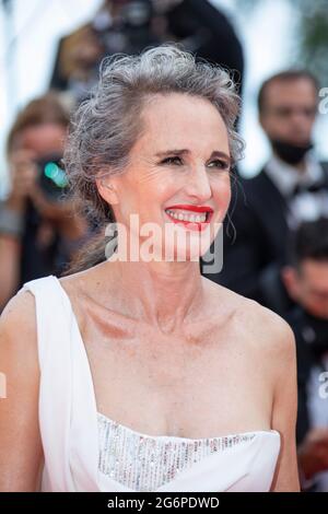 Cannes, Frankreich. Juli 2021. Andie MacDowell nimmt an der Vorführung „Tout S'est Bien Passe (Everything Won Fine)“ während der 74. Jährlichen Filmfestspiele von Cannes am 07. Juli 2021 in Cannes, Frankreich, Teil. Franck Boham/imageSPACE Credit: Imagespace/Alamy Live News Stockfoto