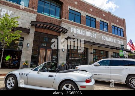 Autos parkten vor dem Four Day Ray Brewing Pub im Nickel Plate District von Fishers, Indiana, USA. Stockfoto