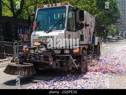 New York, Usa. Juli 2021. Die Hometown Heroes Parade marschierte den Canyon of Heroes vom Battery Park zum Rathaus hinauf, als Dank für wichtige Arbeiter. Die Parade wurde abgehalten, um euch Menschen zu danken, die während der Pandemie gearbeitet und die Stadt am Leben erhalten haben. Sanitäter sahen nach der Parade, wie sie Konfetti aufräumten. (Foto von Lev Radin/Pacific Press) Quelle: Pacific Press Media Production Corp./Alamy Live News Stockfoto