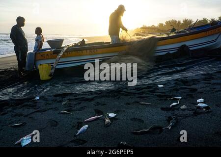 San Salvador, El Salvador. Juli 2021. Ein Fischer sammelt Vorräte am Strand von San Marcelino während des Sonnenuntergangs. (Foto von Camilo Freedman/SOPA Images/Sipa USA) Quelle: SIPA USA/Alamy Live News Stockfoto