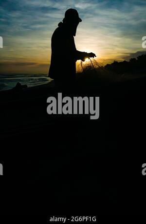 San Salvador, El Salvador. Juli 2021. Ein Fischer sammelt Vorräte am Strand von San Marcelino während des Sonnenuntergangs. Kredit: SOPA Images Limited/Alamy Live Nachrichten Stockfoto