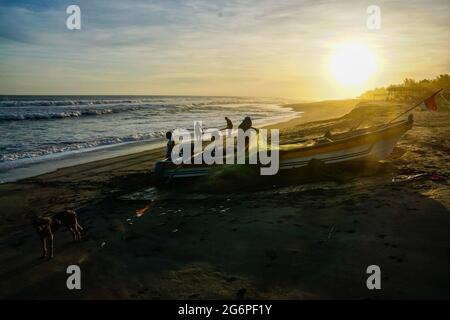 San Salvador, El Salvador. Juli 2021. Blick auf den Strand von San Marcelino bei Sonnenuntergang. Kredit: SOPA Images Limited/Alamy Live Nachrichten Stockfoto