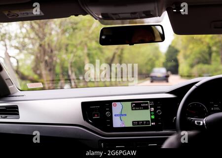 Zwei Frauen, die an der Westküste Schottlands mit einem Navigationsgerät fahren. Stockfoto