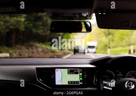 Zwei Frauen, die an der Westküste Schottlands mit einem Navigationsgerät fahren. Stockfoto